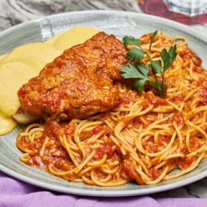 Tallarines rojos con huancaína
