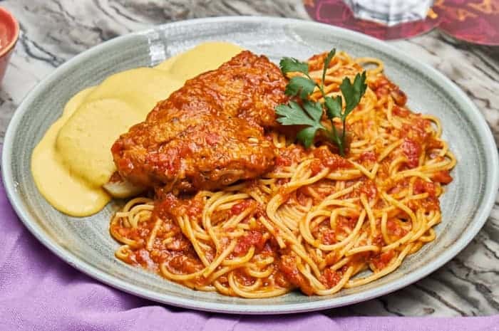 Tallarines rojos con huancaína